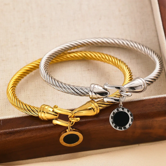 Vintage-geïnspireerde Fijne Armband met Spiraalstructuur en Hoefijzersluiting